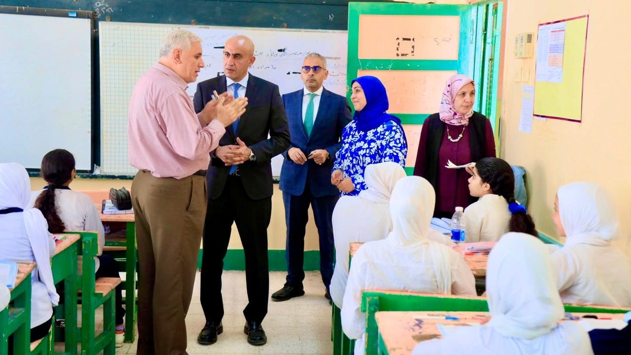 "عبداللطيف" يوجه بالالتزام بتطبيق لائحة الانضباط والتقييمات وأعمال السنة بحزم