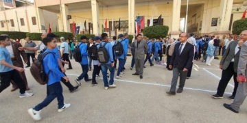 إشارات ورقص وإلقاء مخلفات.. طلاب يعتدون لفظيًا وسلوكيًا على معلمة ومطالب بالتحقيق