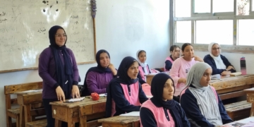 رحيل معلم داخل فصله أثناء شرح الدرس