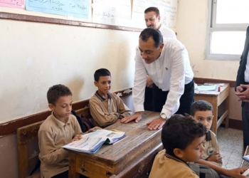 مدبولي يتفقد مدرسة الشهيد سليمان مقلد بالمنوفية.. إشادة بجودة التعليم