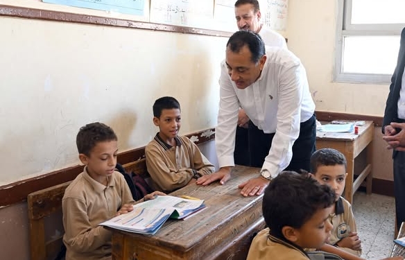 مدبولي يتفقد مدرسة الشهيد سليمان مقلد بالمنوفية.. إشادة بجودة التعليم