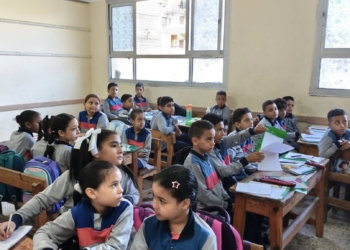 "المشرفة كانت بتسيبهم مع المتهم في الباص».. والدة إحدى ضحايا مدرسة قايتباي تكشف تفاصيل صادمة 