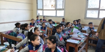 "المشرفة كانت بتسيبهم مع المتهم في الباص».. والدة إحدى ضحايا مدرسة قايتباي تكشف تفاصيل صادمة 