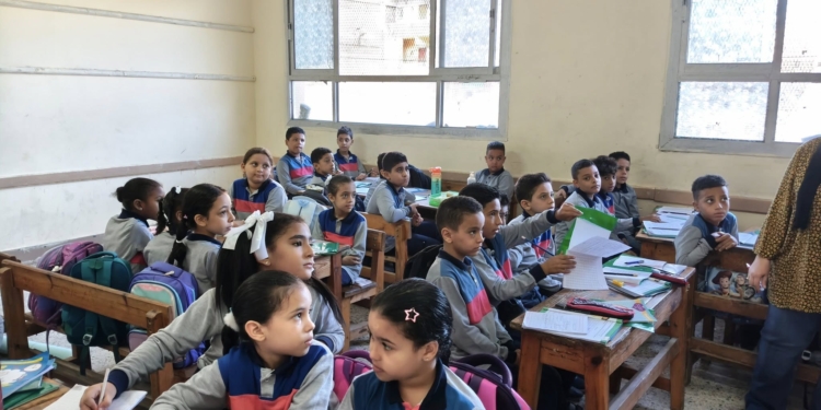 "المشرفة كانت بتسيبهم مع المتهم في الباص».. والدة إحدى ضحايا مدرسة قايتباي تكشف تفاصيل صادمة 