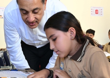 "مدبولي" يتابع مستوى القراءة والكتابة لتلاميذ مدرسة بسبك الأحد "صور"