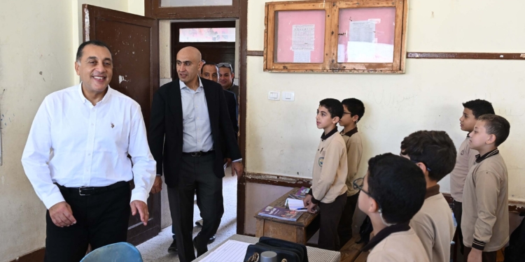 هل يتم إعلاق مدارس الجيزة بعد إصابة طلاب بفيروس اليد والفم؟.. الحكومة توضح