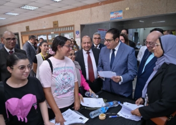 بدء توقيع الكشف الطبي على الطلاب الجدد بجامعة القاهرة