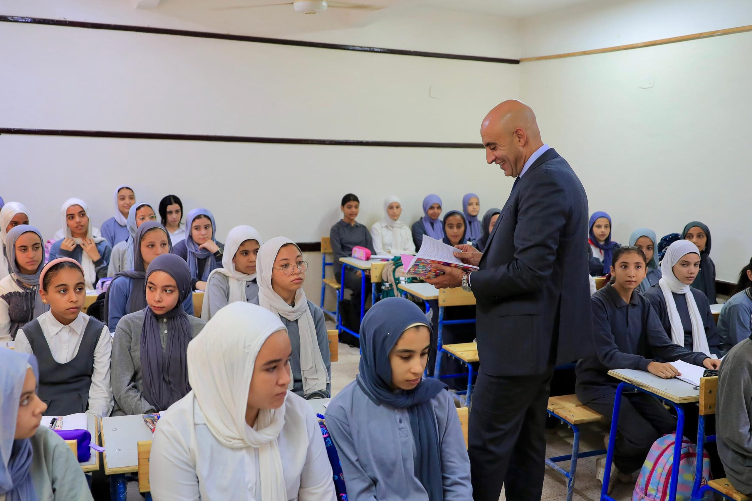 "عبداللطيف" يتابع مستوى التحصيل الدراسي للطلاب.. ويؤكد أهمية مادة البرمجة