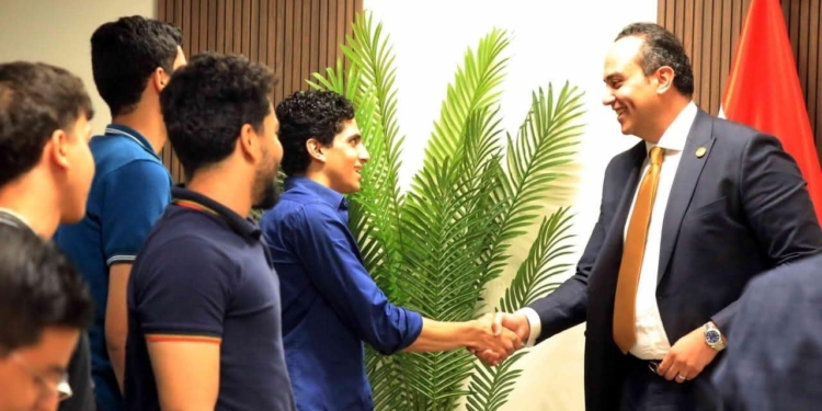 رئيس «الرعاية الصحية» لأوائل الثانوية العامة: أعداء الوطن يستهدفونكم بالشائعات