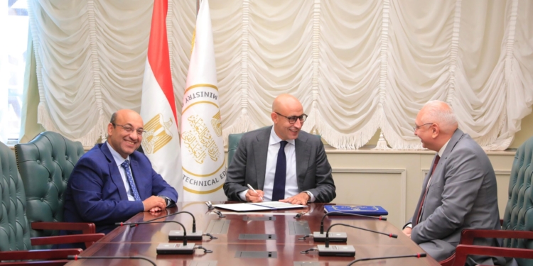 «عبداللطيف» يعتمد نتيجة امتحانات الدبلومات الفنية الدور الثاني ٢٠٢٥