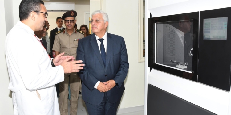 مركز البحوث الطبية والطب التجديدى للقوات المسلحة يستقبل وزير التعليم العالى والبحث العلمى