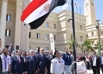 ⁠ ⁠وزير التعليم العالي ورئيس جامعة القاهرة الأهلية يؤديان تحية العلم وسط قيادات الجامعة والطلاب