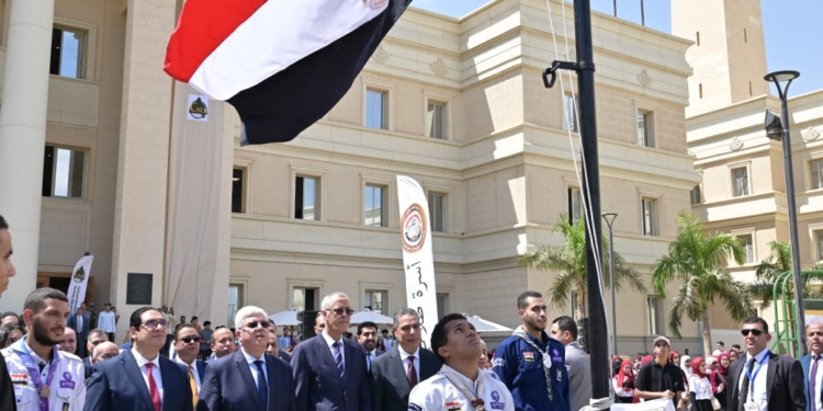  وزير التعليم العالي ورئيس جامعة القاهرة الأهلية يؤديان تحية العلم وسط قيادات الجامعة والطلاب