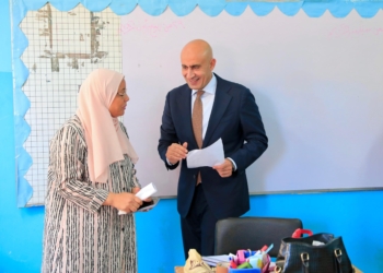 “عبداللطيف” يلتقي أولياء الأمور ويراجع مخازن الكتب المدرسية للتأكد من سليمها للطلاب