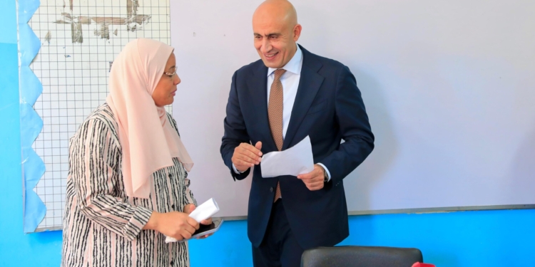 “عبداللطيف” يلتقي أولياء الأمور ويراجع مخازن الكتب المدرسية للتأكد من سليمها للطلاب