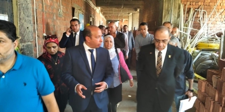 عميد طب قصر العيني يجري جولة ميدانية داخل مبنى العيادات الخارجية الجديد لتقييم الأعمال