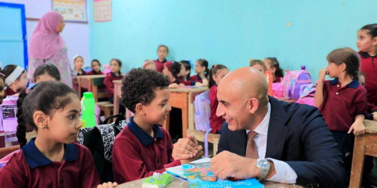 "عبداللطيف" يوجه المعلمين بشرح المناهج الجديدة بصورة مبسطة وسلسة