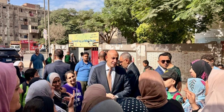 “عبداللطيف” يلتقي أولياء الأمور ويراجع مخازن الكتب المدرسية للتأكد من سليمها للطلاب