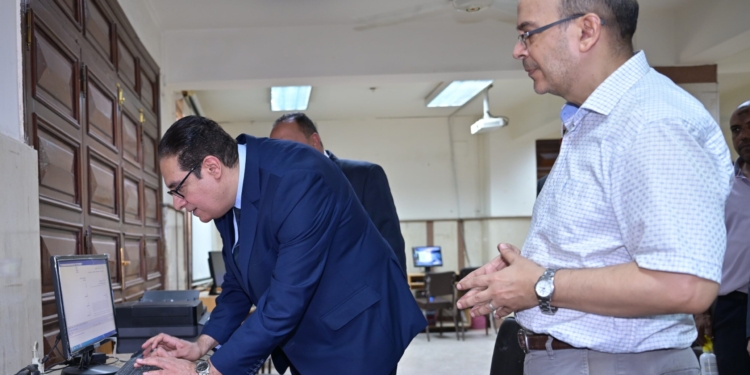 رئيس جامعة القاهرة يتفقد معامل التنسيق الإلكتروني بكليات الهندسة والزراعة والدراسات العليا للبحوث الإحصائية