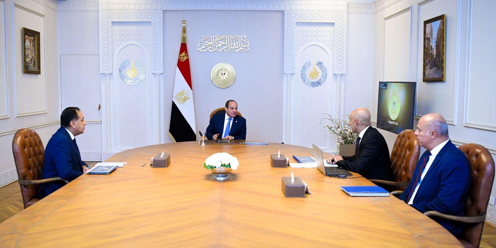 الرئيس السيسي يوجه بصرف 1000 جنيه حافز تدريس للمعلمين 