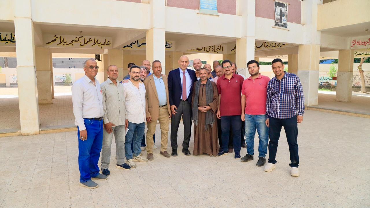 "عبداللطيف" يفاجئ مدارس أسيوط بزيارته..  حضر الطابور وتابع مستوى الطلاب بالقراءة والإملاء
