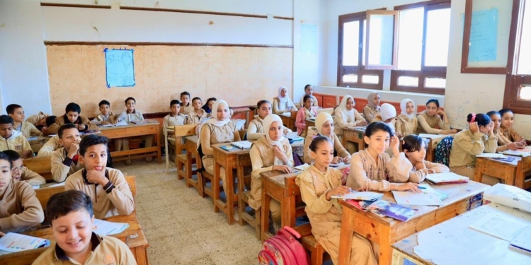 رغم شكاوى الأهالي والطلاب.. الأسباب الحقيقية وراء تطبيق التقييمات المستمرة في المدارس