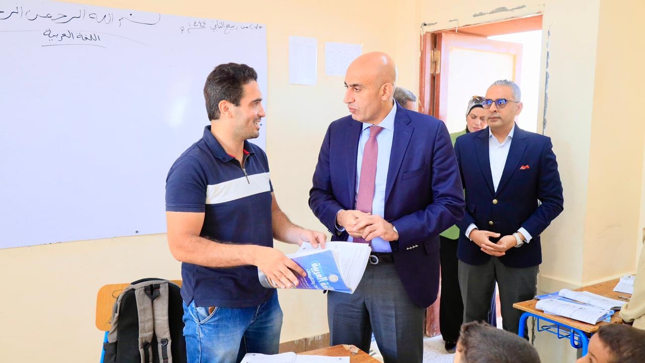 "عبداللطيف" يفاجئ مدارس أسيوط بزيارته..  حضر الطابور وتابع مستوى الطلاب بالقراءة والإملاء
