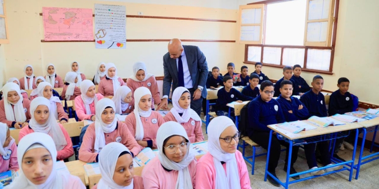 خبير تربوي يحذر: غياب التعاون بين الأسرة والمدرسة يهدد استقرار الطلاب