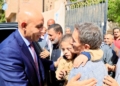 "عبداللطيف" يفاجئ مدارس أسيوط بزيارته..  حضر الطابور وتابع مستوى الطلاب بالقراءة والإملاء