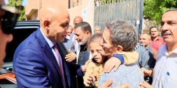 "عبداللطيف" يفاجئ مدارس أسيوط بزيارته..  حضر الطابور وتابع مستوى الطلاب بالقراءة والإملاء