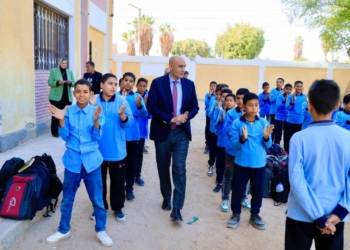 “عبداللطيف” يفاجئ مدارس أسيوط بزيارته..  حضر الطابور وتابع مستوى الطلاب بالقراءة والإملاء