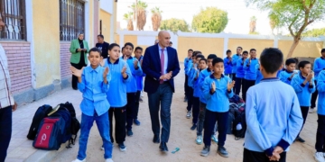 “عبداللطيف” يفاجئ مدارس أسيوط بزيارته..  حضر الطابور وتابع مستوى الطلاب بالقراءة والإملاء