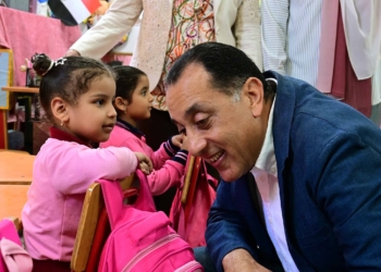 “مدبولي” يغير مسار جولته بالسويس ويتفقد مدرسة "محمد حافظ" الابتدائية