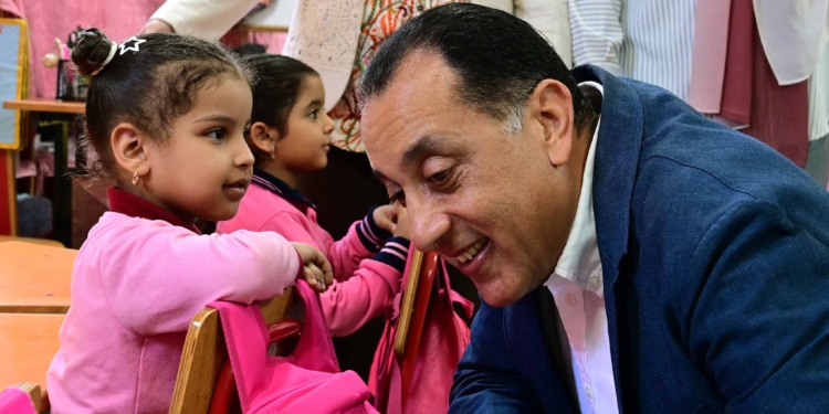 “مدبولي” يغير مسار جولته بالسويس ويتفقد مدرسة "محمد حافظ" الابتدائية