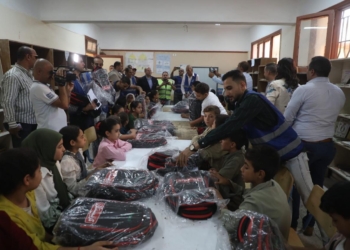 مؤسسة أبو العينين تشارك في قافلة “إيد واحدة” بقرية برنشت بالعياط لتوزيع المساعدات الغذائية والمدرسية