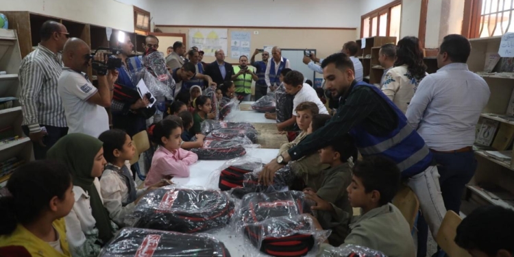 مؤسسة أبو العينين تشارك في قافلة “إيد واحدة” بقرية برنشت بالعياط لتوزيع المساعدات الغذائية والمدرسية