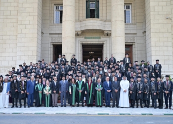 رئيس جامعة القاهرة يشهد تخريج الدفعة 97 من الطلاب الوافدين بكلية طب الأسنان