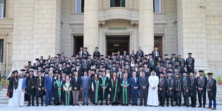 رئيس جامعة القاهرة يشهد تخريج الدفعة 97 من الطلاب الوافدين بكلية طب الأسنان
