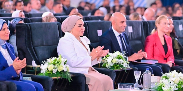 انتصار السيسي تشارك بحفل تكريم أوائل الدبلومات الفنية وتؤكد: مصدر فخرنا