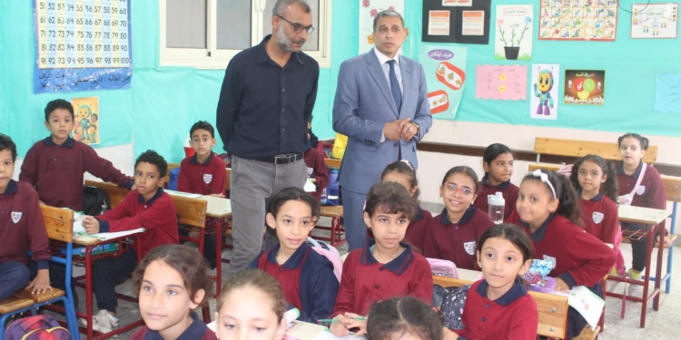 وكيل التعليم بالجيزة يستبعد مدير مدرسة ويكرم آخر بجولة مفاجئة بالهرم والعمرانية