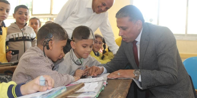 وكيل «التعليم» بالجيزة يتفقد مدارس العياط والبدرشين ويوجه بالاهتمام بنظافة الفصول