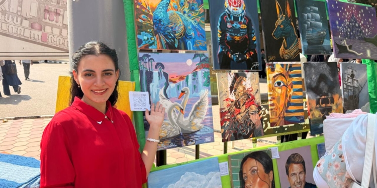 طلاب كلية طب قصر العيني ينظمون معرضاً فنياً ومشغولات يدوية في إطار احتفالات أكتوبر