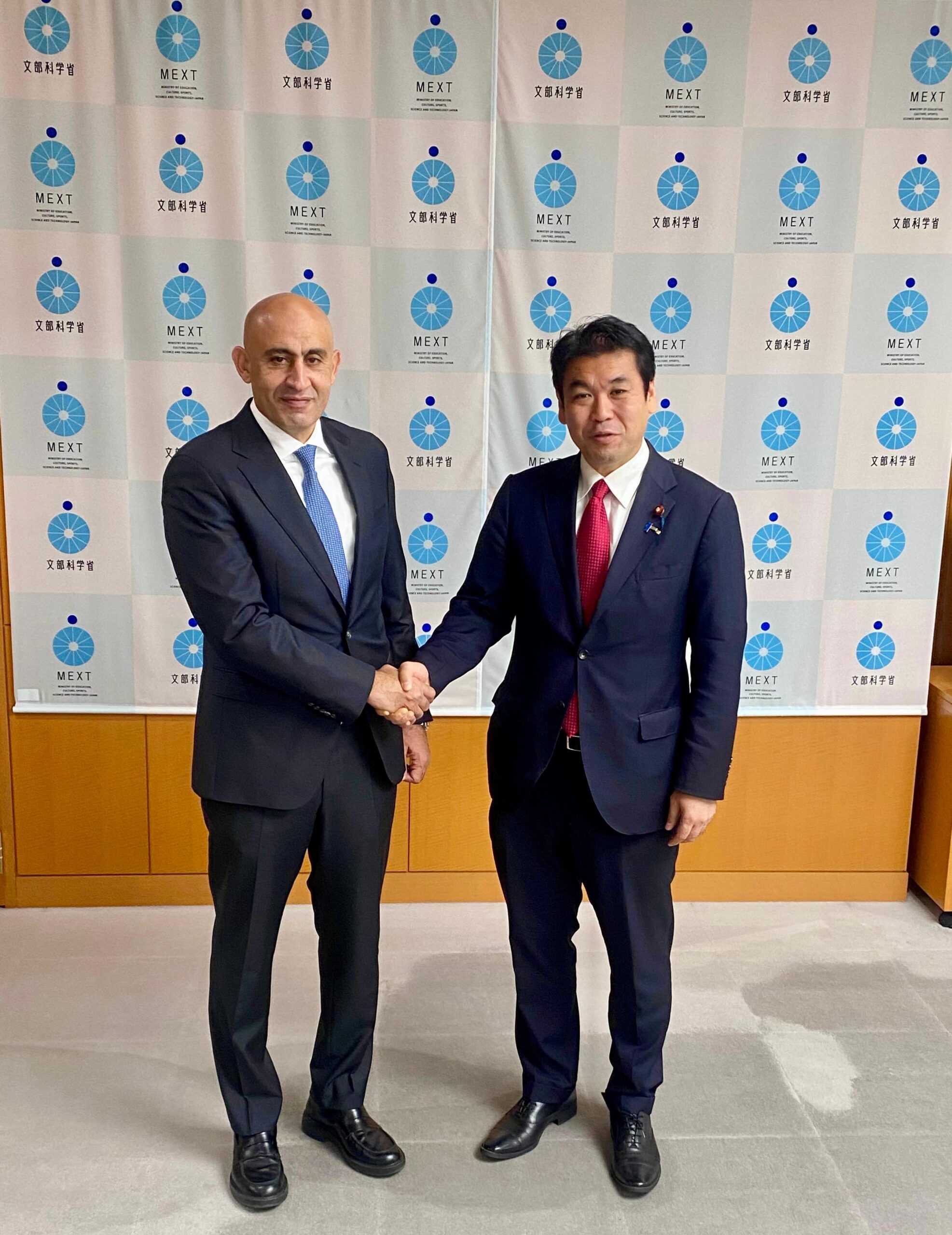 «عبداللطيف» يلتقي وزير التعليم والثقافة الياباني لبحث سبل التعاون لتطوير التعليم 