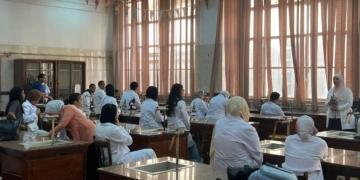 طلاب جامعة القاهرة الأهلية يبدأون تدريبهم العملي بمعامل الجامعة الأم