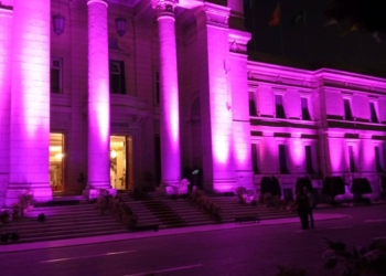 جامعة القاهرة تضيء مبناها التاريخي تضامنًا مع شهر أكتوبر الوردي لمكافحة سرطان الثدي