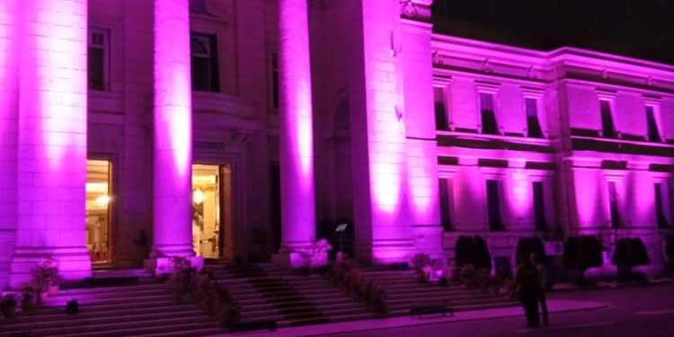 جامعة القاهرة تضيء مبناها التاريخي تضامنًا مع شهر أكتوبر الوردي لمكافحة سرطان الثدي