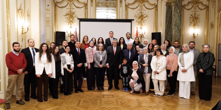 وزير التعليم العالي يجتمع مع الطلاب المصريين الدارسين بالمملكة المتحدة