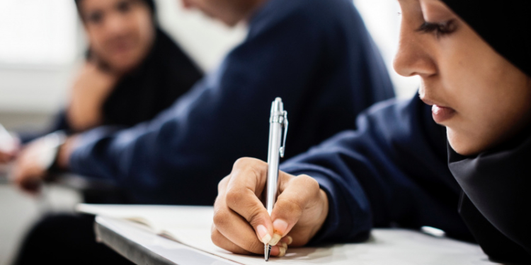 أساتذة روس يدربون طلابا من الإمارات للمشاركة في أولمبياد الفيزياء الدولي