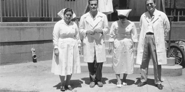 السير مجدى يعقوب فى شبابه بمستشفى لندن