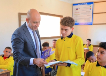 "عبداللطيف" يتابع نسب الحضور ويناقش طلاب مدارس كفرالشيخ حول المناهج الدراسية المطورة